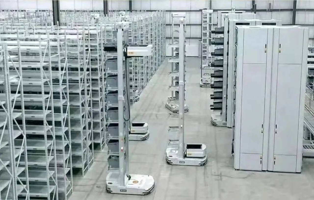 安踏集团：首个“货到人”机器人项目落地成都，推动鞋服行业物流升级